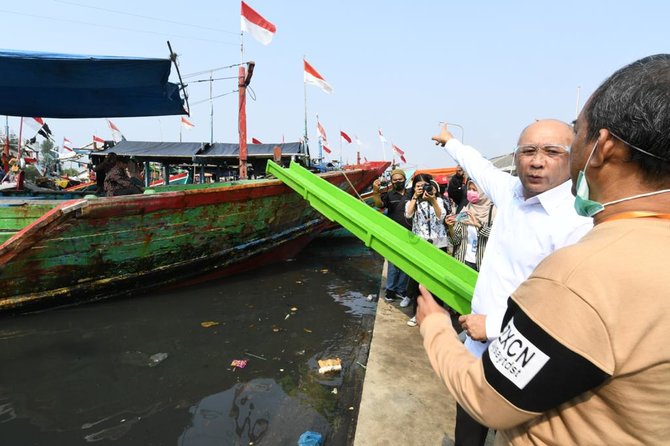 menteri koperasi dan ukm teten masduki berdialog dengan nelayan di pekalongan