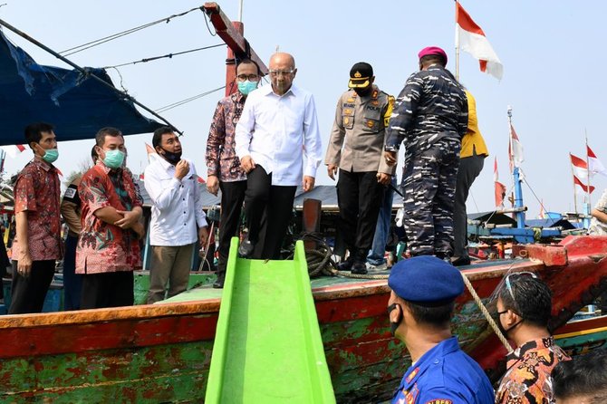 menteri koperasi dan ukm teten masduki berdialog dengan nelayan di pekalongan