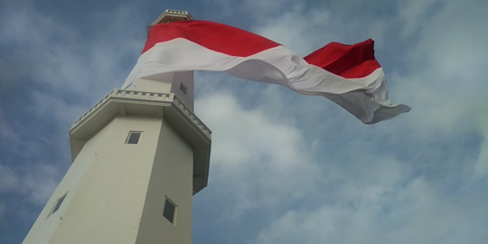 Bendera Merah Putih Raksasa Berkibar Di Atas Menara Suar Kupang Merdeka Com