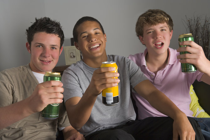 ilustrasi remaja minum alkohol