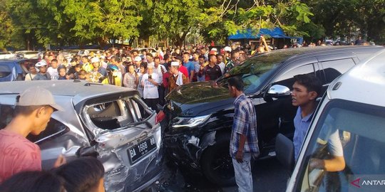 Anggota Polisi Tabrak Enam Mobil di Padang