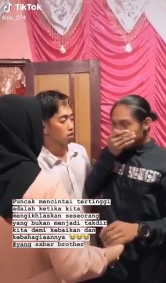 mempelai wanita menangis di pelaminan