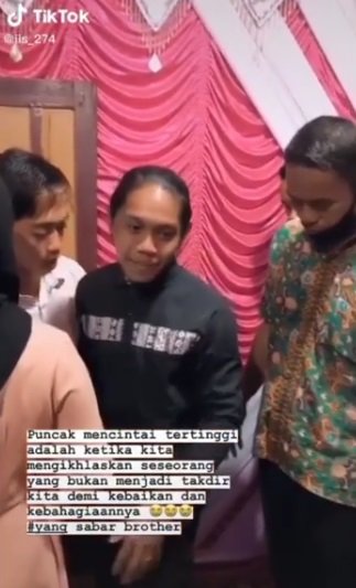 mempelai wanita menangis di pelaminan