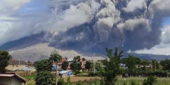 Gunung Sinabung Erupsi Lagi, Lontarkan Abu Tebal Setinggi 5.000 Meter