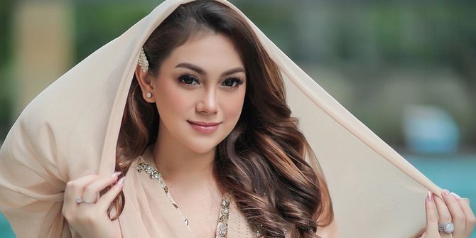 Heboh Celine Evangelista Tulis Kalimat 'Bismillah ...