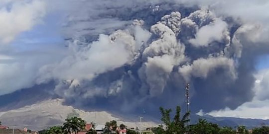 Penampakan Gunung Sinabung Semburkan Abu Vulkanik Setinggi 5.000 Meter
