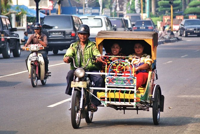 pakai motor bekas perang ini 5 fakta menarik becak siantar yang melegenda