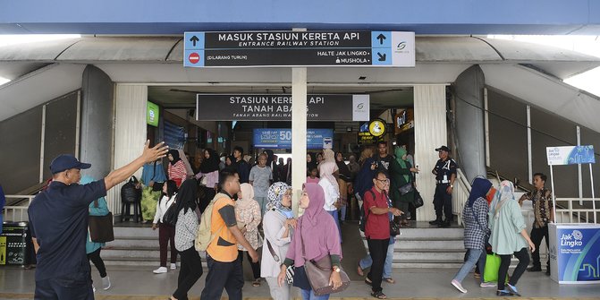 Penumpang Tak Tertib Pintu  Selatan Stasiun Tanah  Abang  