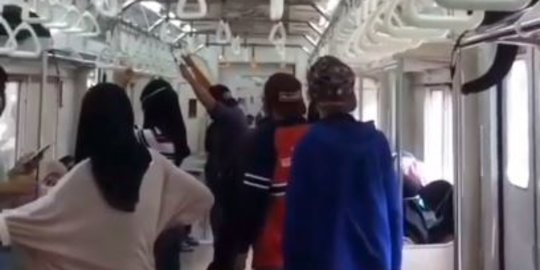 Merokok Tak Terima Ditegur di KRL, Pria Ini Malah Marah dan Dorong Petugas