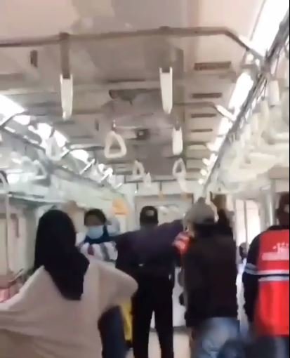 pria merokok tak terima ditegur di krl