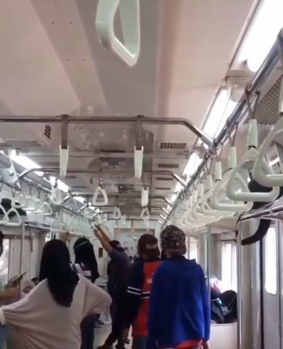 pria merokok tak terima ditegur di krl