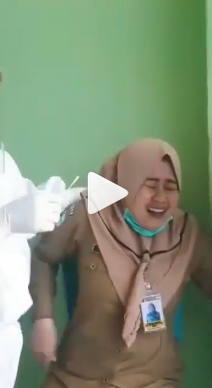 reaksi mengejutkan wanita saat tes swab