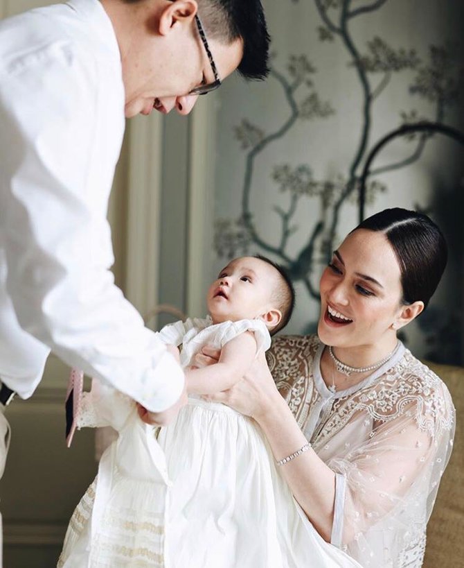 momen anak shandy aulia saat dibaptis penuh haru