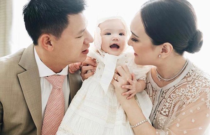 momen anak shandy aulia saat dibaptis penuh haru