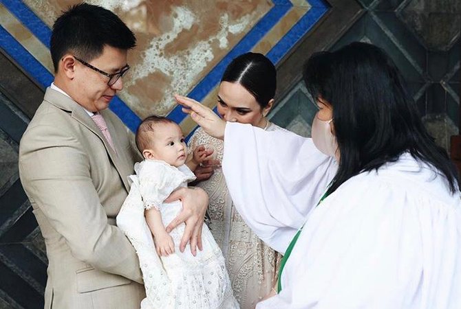 momen anak shandy aulia saat dibaptis penuh haru