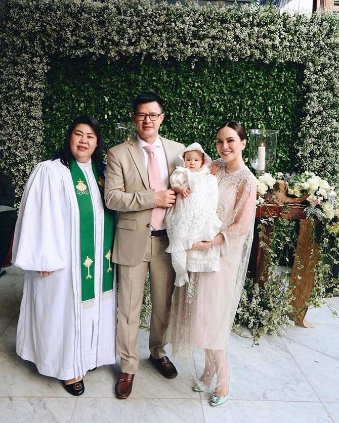 momen anak shandy aulia saat dibaptis penuh haru