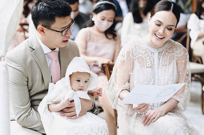 momen anak shandy aulia saat dibaptis penuh haru