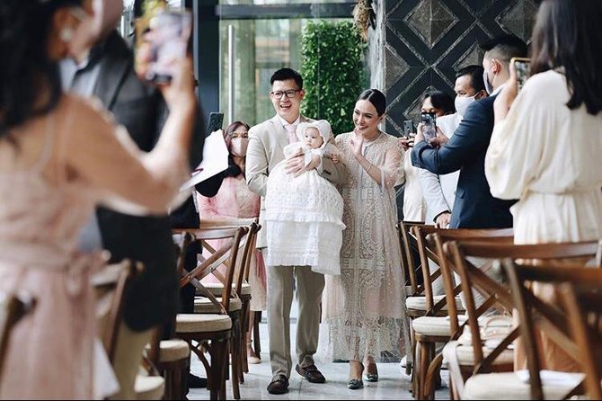 momen anak shandy aulia saat dibaptis penuh haru