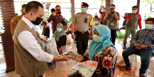 PNS di Banyuwangi Terus Gotong-royong Salurkan Bantuan Sosial Covid-19