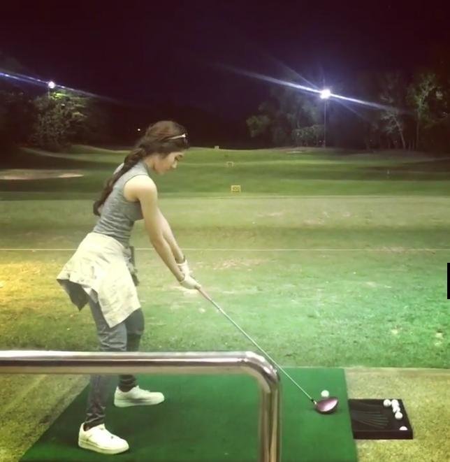 gaya seleb cantik saat bermain golf