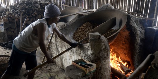 Menengok Produksi Kacang Sangrai di Tangerang Selatan