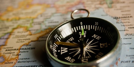 8 Cara Menggunakan Kompas, Perhatikan Arah Mata Angin