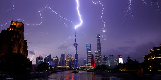Potret Sambaran Petir di Langit Shanghai