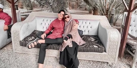 Jarang Tersorot, Ini 5 Potret Ninie Mbayang Kakak Rey Mbayang