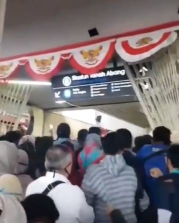 penumpang krl stasiun tanah abang berdesakan