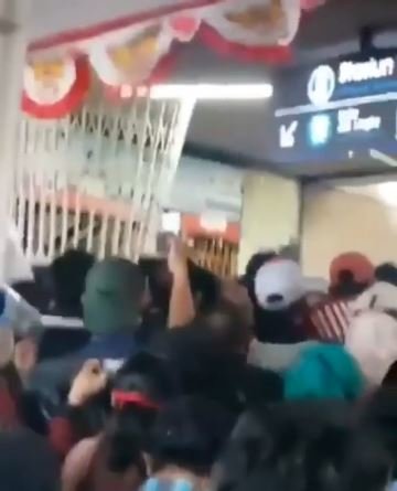 penumpang krl stasiun tanah abang berdesakan