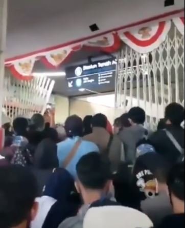 penumpang krl stasiun tanah abang berdesakan