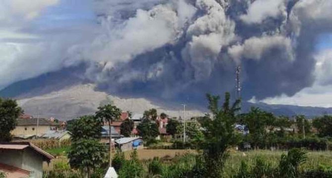 gunung sinabung erupsi