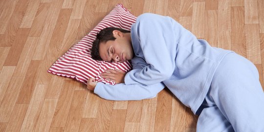 5 Manfaat Tidur di Lantai bagi Tubuh, Bantu Memperbaiki Postur Anda