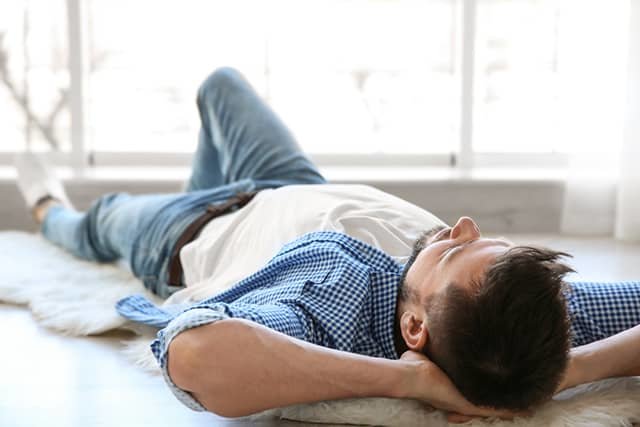 tidur di lantai
