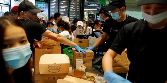 Pandemi Mereda, Gerai Makanan Siap Saji Diserbu Pelanggan