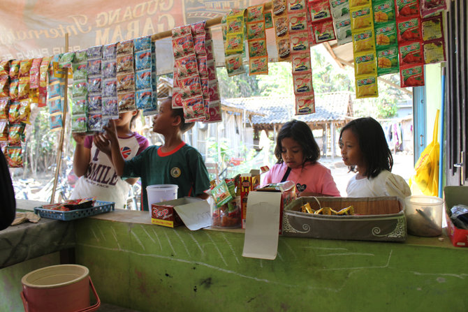 selalu ada cerita di warung tetangga mana yang sering mengisi masa kecilmu