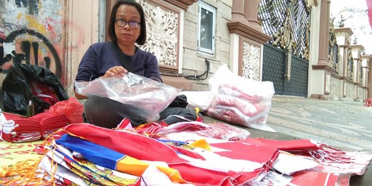 Nasib Pedagang Bendera Musiman di Makassar, Dikejar Satpol PP hingga Omzet Menurun