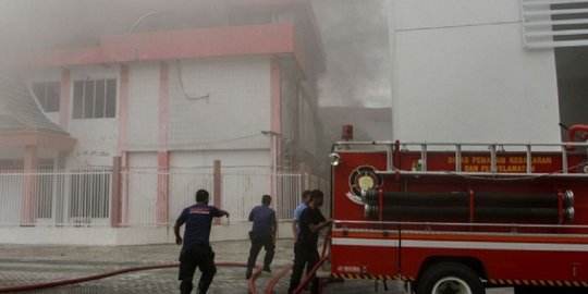 Polisi Selidiki Penyebab Kebakaran HPBB Telkom di Pekanbaru