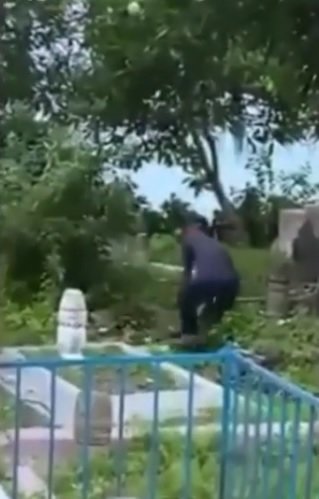 remaja rusak nisan pemakaman