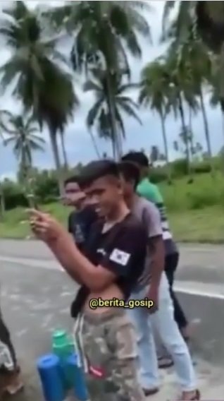 remaja rusak nisan pemakaman