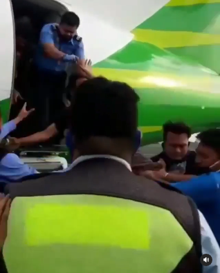 video detik detik pria dilempar dari pesawat