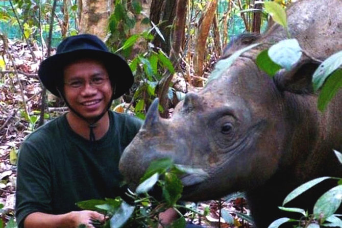 penuh pengabdian dokter hewan ini dedikasikan hidupnya demi lestarikan badak sumatra