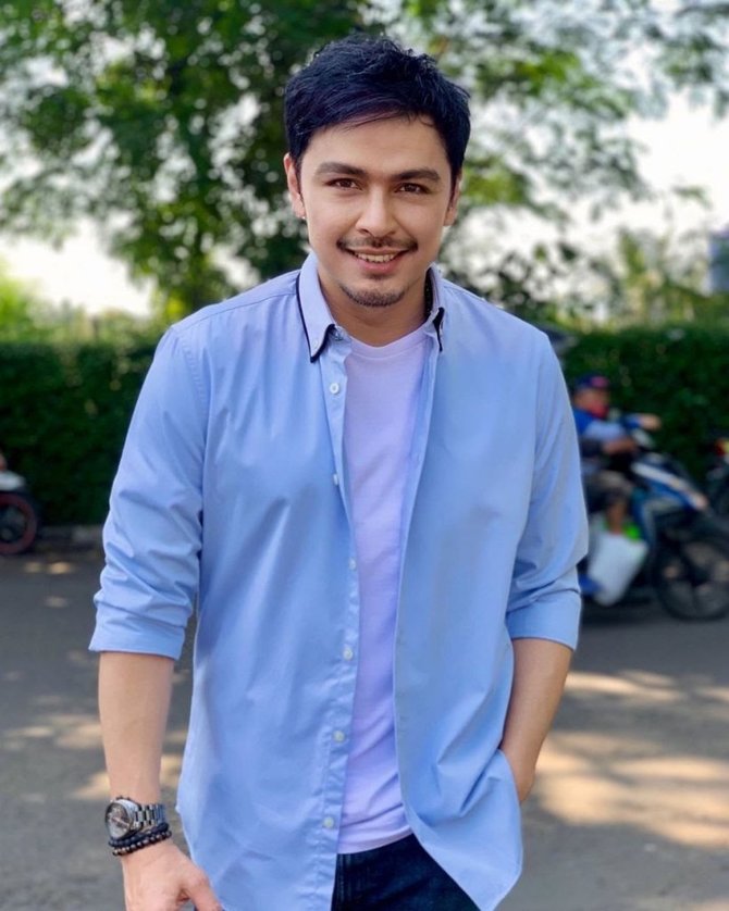 artis ganteng yang masih lajang di usia kepala 5