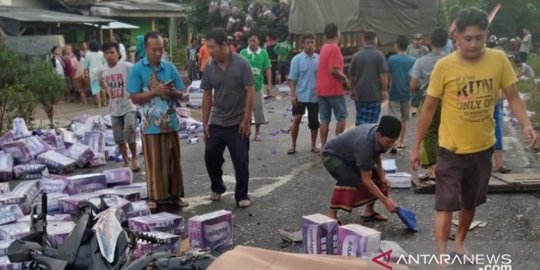 Truk Fuso Seruduk 3 Motor Di Jember 5 Orang Meninggal Dunia Merdeka Com