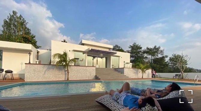 potret villa mewah ustaz solmed dan april jasmine