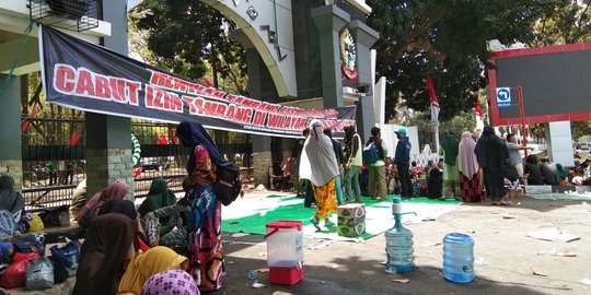 Protes Izin Tambang Pasir, Warga Pulau di Makassar Menginap di Kantor Gubernur Sulsel