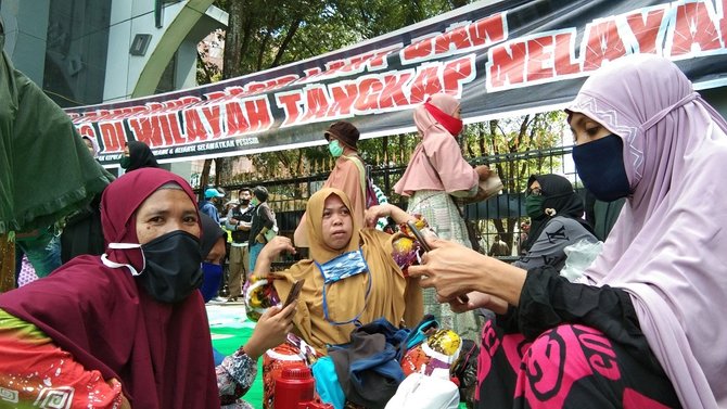 warga pulau di makassar protes izin tambang pasir laut menginap dan masih bertahan di gerbang kantor gubernur sulsel