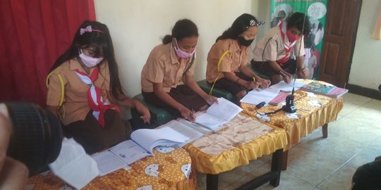 Terkendala HP dan Kuota Internet, Pelajar di NTT Belajar Daring Pakai HT