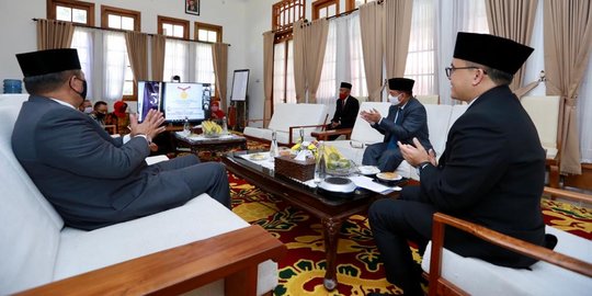 Beri Makan Ribuan Lansia Duafa di Program Rantang Kasih, Banyuwangi Raih Rekor Muri