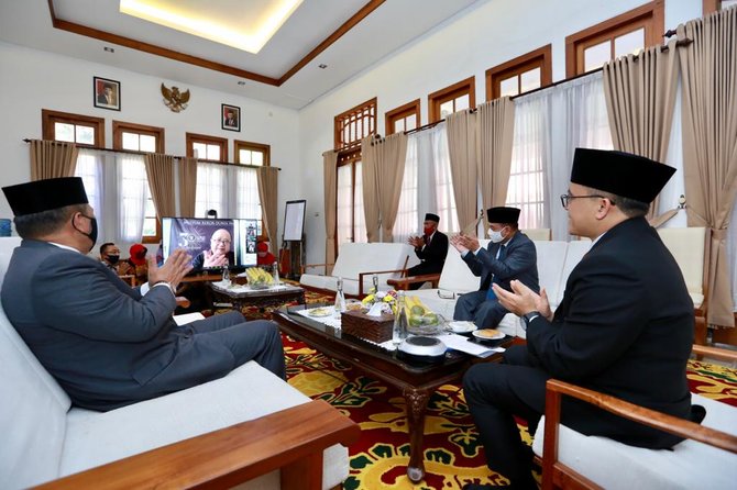 beri makan ribuan lansia dhuafa di program rantang kasih pemkot banyuwangi raih rekor muri